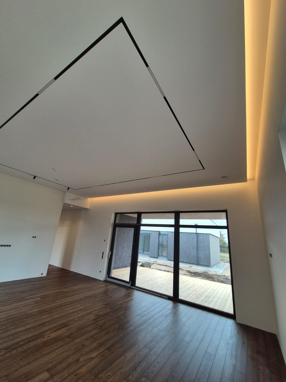 Lubų geometrinė detalė su įmontuotu LED apšvietimu